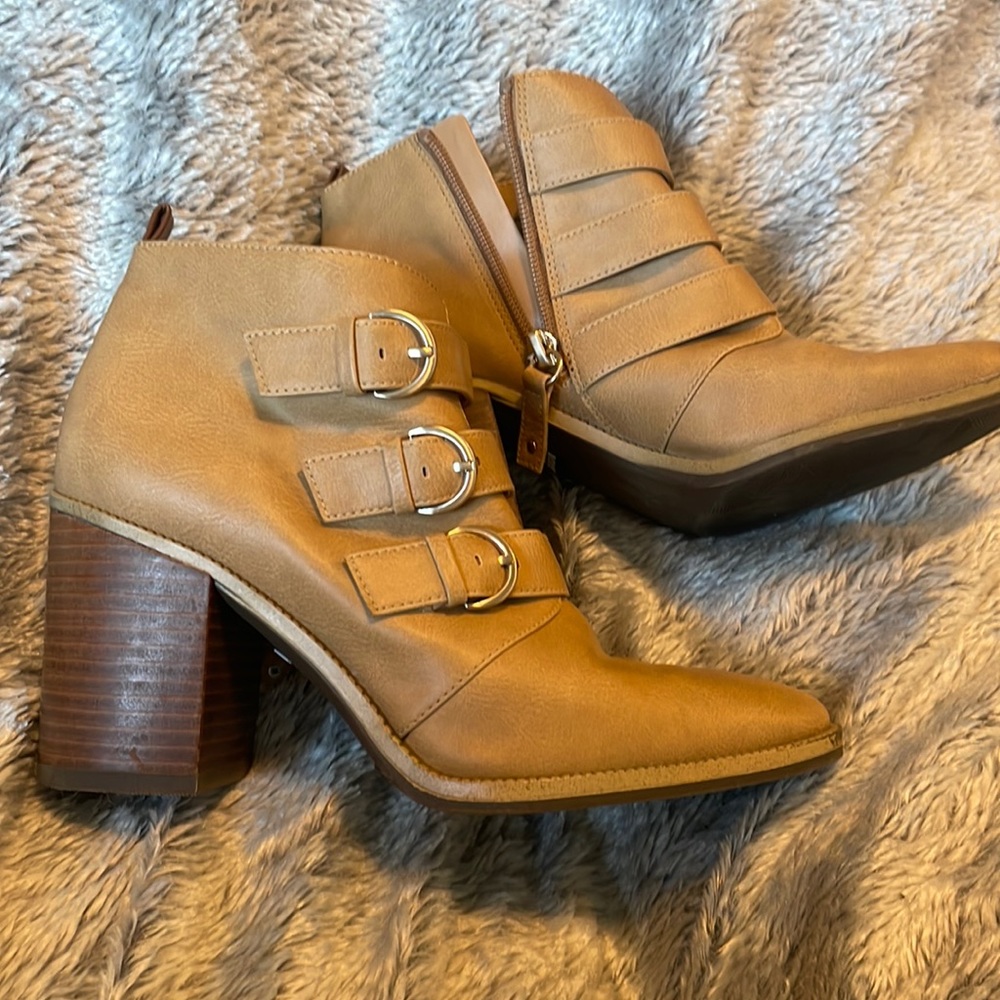 Women’s size 6 ankle booties tan